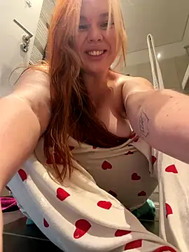 Snapshot of AnjaAmelia chatting on 12.18.25 AnjaAmelia online show from 12.18.25