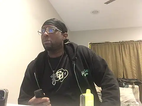 Snapshot of Londonfrotadejr chatting on 02.01.25 Londonfrotadejr online show from 02.01.25