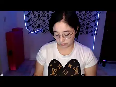 Snapshot of YummymeowW chatting on 07.30.26 YummymeowW online show from 07.30.26
