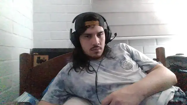 Snapshot of hung_weeb chatting on 02.18.25 hung weeb online show from 02.18.25