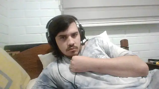 Snapshot of hung_weeb chatting on 10.27.25 hung weeb online show from 10.27.25