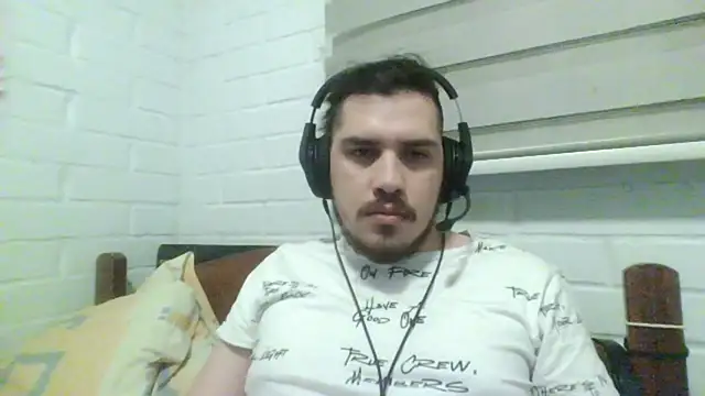 Snapshot of hung_weeb chatting on 10.30.25 hung weeb online show from 10.30.25