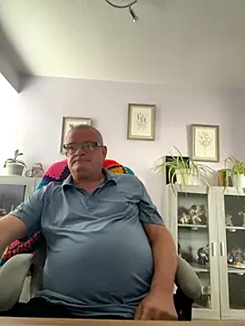 Snapshot of Garry831 chatting on 10.08.25 Garry831 online show from 10.08.25