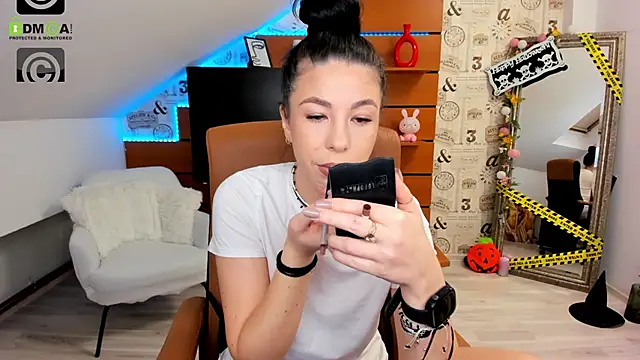 EmillyTaylor online show from 10.29.25