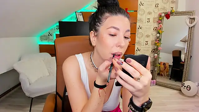 EmillyTaylor online show from 11.11.25