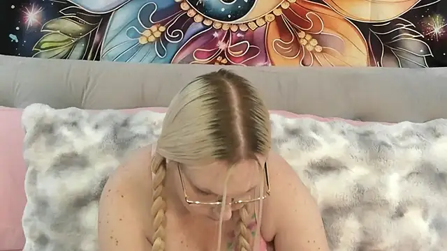 SaraBearXo online show from 11.18.25