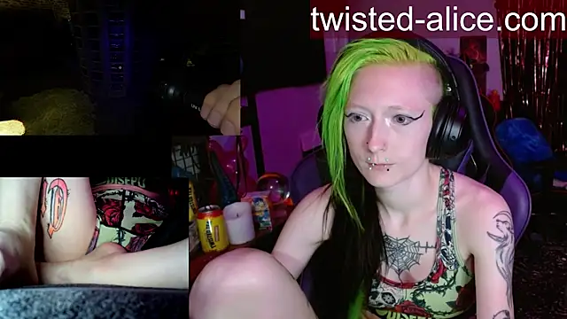 Snapshot of alicewonder09 chatting on 04.19.26 alicewonder09 online show from 04.19.26