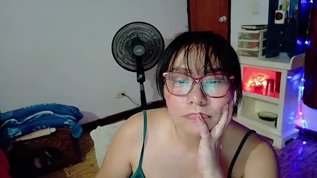 Snapshot of hottplay chatting on 01.19.25 hottplay online show from 01.19.25