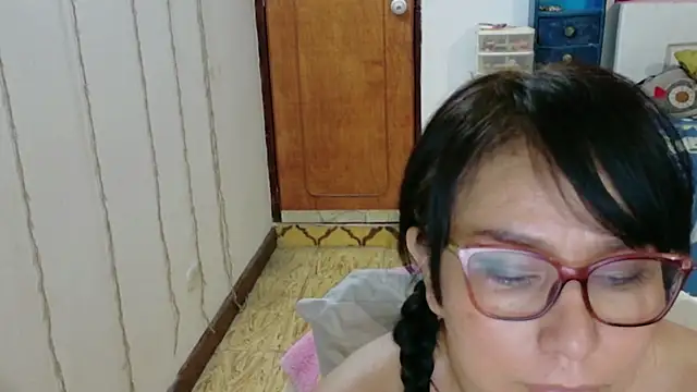 Snapshot of hottplay chatting on 09.17.25 hottplay online show from 09.17.25