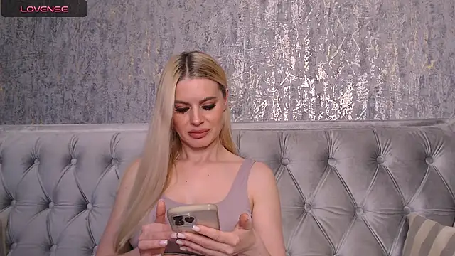 Snapshot of BlondieStar chatting on 12.08.24 BlondieStar online show from 12.08.24