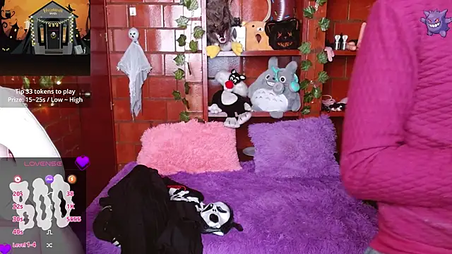 Snapshot of MidoriQuiinn chatting on 10.29.25 MidoriQuiinn online show from 10.29.25