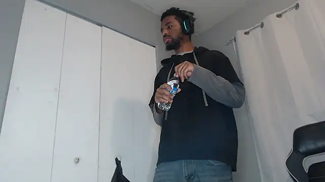 Snapshot of ChrisVacher chatting on 12.11.24 ChrisVacher online show from 12.11.24