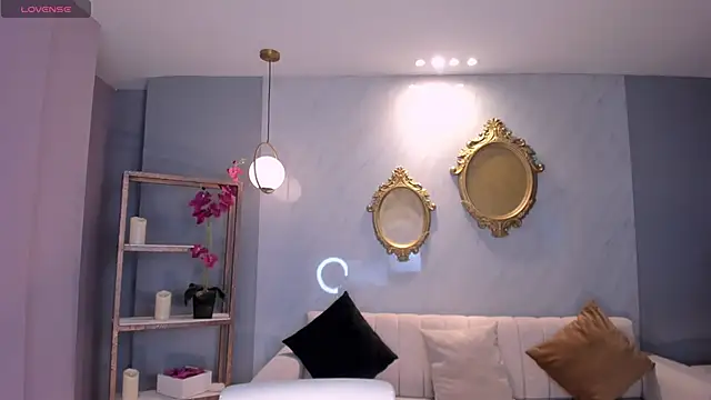 NiaHolland online show from 09.12.25