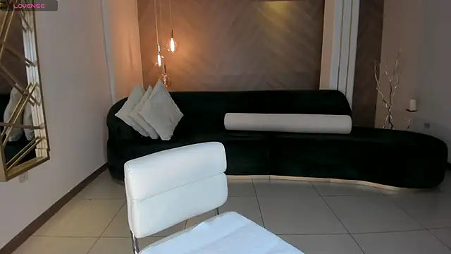 NiaHolland online show from 10.10.25