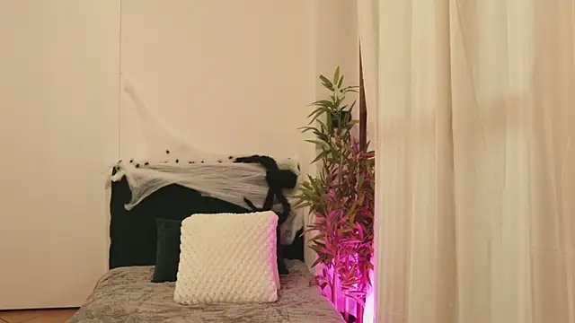 Luna Riva online show from 10.23.25