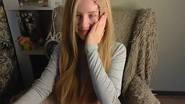 Snapshot of sarakaell chatting on 05.26.26 sarakaell online show from 05.26.26