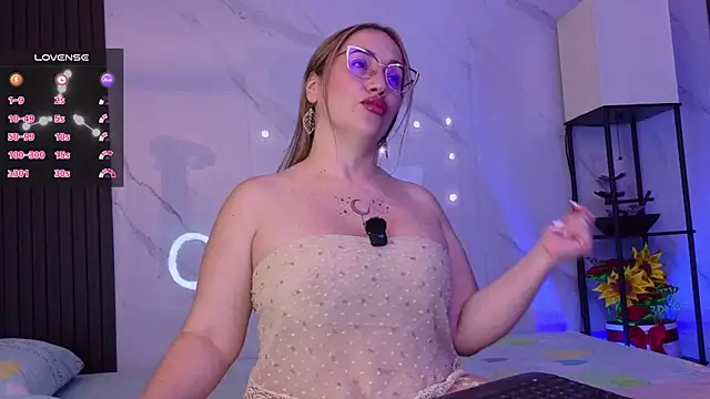 Snapshot of hotpawgmilf chatting on 06.14.26 hotpawgmilf online show from 06.14.26