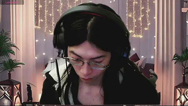 Snapshot of CrytinaSissyCrossdress chatting on 04.23.26 CrytinaSissyCrossdress online show from 04.23.26