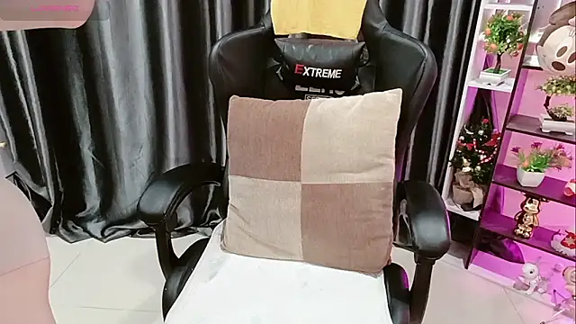 Snapshot of Yuki-yio chatting on 02.04.26 Yuki-yio online show from 02.04.26