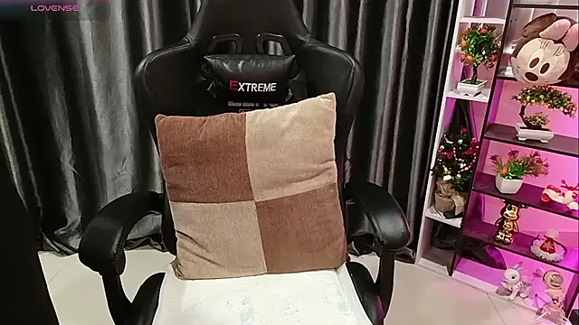 Snapshot of Yuki-yio chatting on 02.05.26 Yuki-yio online show from 02.05.26