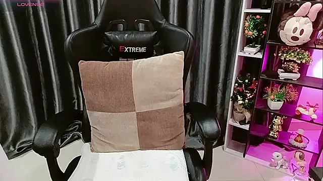 Snapshot of Yuki-yio chatting on 02.24.26 Yuki-yio online show from 02.24.26