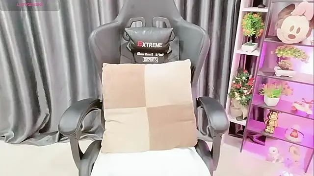 Snapshot of Yuki-yio chatting on 02.28.26 Yuki-yio online show from 02.28.26