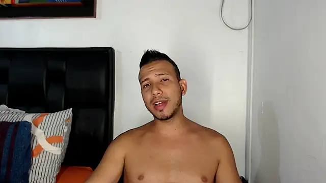 Snapshot of thommerxxx chatting on 01.22.25 thommerxxx online show from 01.22.25