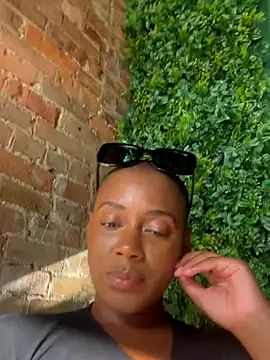 Snapshot of HoneyDripHer chatting on 10.01.25 HoneyDripHer online show from 10.01.25