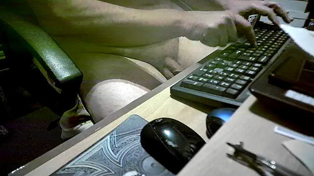 Snapshot of dirtyharry2022 chatting on 03.11.25 dirtyharry2022 online show from 03.11.25