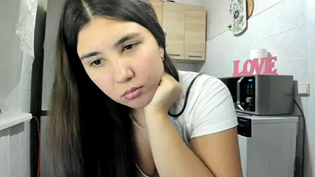 Snapshot of MiaMarrone chatting on 11.26.25 MiaMarrone online show from 11.26.25