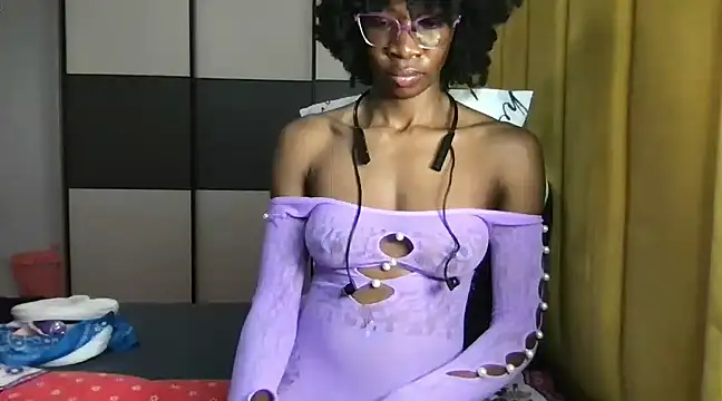 Snapshot of choco_petite chatting on 03.04.25 choco petite online show from 03.04.25