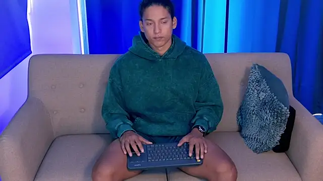 Snapshot of Liam_V chatting on 10.04.25 Liam V online show from 10.04.25