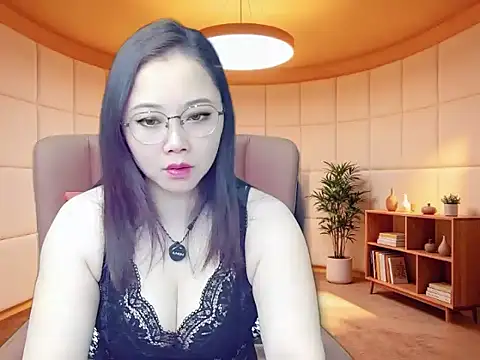 Snapshot of Giuliam chatting on 04.18.26 Giuliam online show from 04.18.26