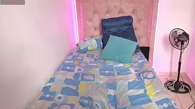 Nazlyy30 online show from 10.17.25