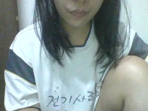 Snapshot of spankmybootyxxx chatting on 12.20.25 spankmybootyxxx online show from 12.20.25