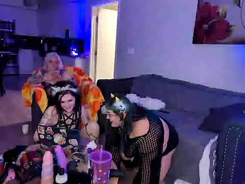 Snapshot of Cutegothcrybabyx chatting on 01.15.25 Cutegothcrybabyx online show from 01.15.25