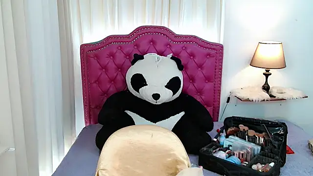 Snapshot of DreamLADYBOY chatting on 04.25.26 DreamLADYBOY online show from 04.25.26