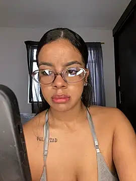 Snapshot of trianawhite chatting on 02.17.26 trianawhite online show from 02.17.26