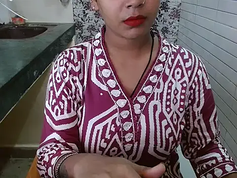 LovingPihu online show from 10.04.25