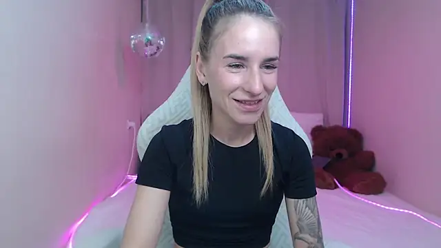 Snapshot of DeboraHorny chatting on 05.17.26 DeboraHorny online show from 05.17.26