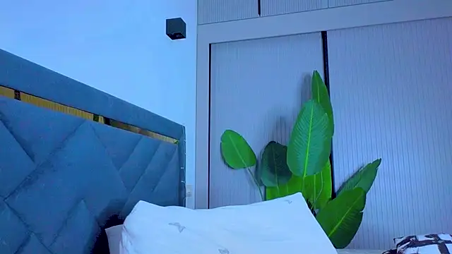 Snapshot of Mia_Tin chatting on 09.13.25 Mia Tin online show from 09.13.25