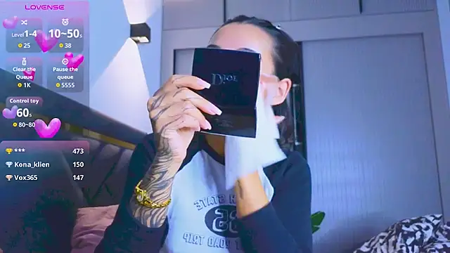 Snapshot of Mia_Tin chatting on 10.17.25 Mia Tin online show from 10.17.25