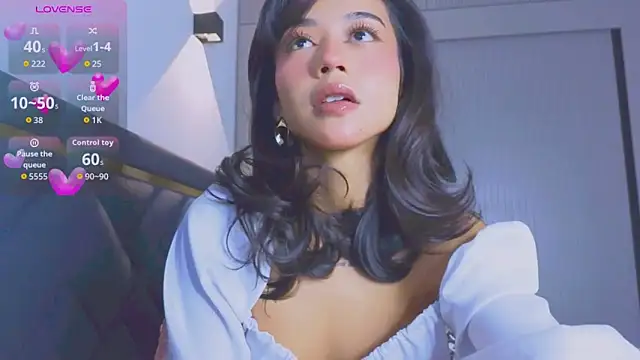 Snapshot of Mia_Tin chatting on 10.22.25 Mia Tin online show from 10.22.25