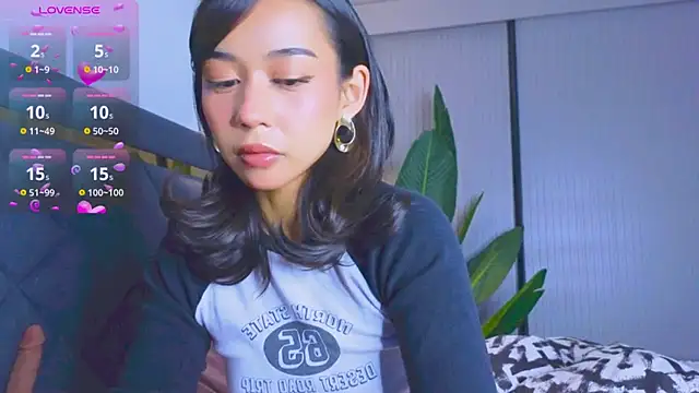 Snapshot of Mia_Tin chatting on 10.23.25 Mia Tin online show from 10.23.25