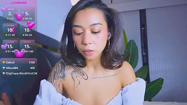 Snapshot of Mia_Tin chatting on 10.25.25 Mia Tin online show from 10.25.25