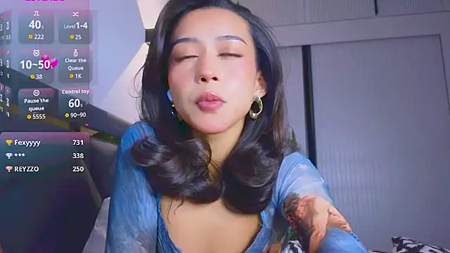 Snapshot of Mia_Tin chatting on 10.31.25 Mia Tin online show from 10.31.25