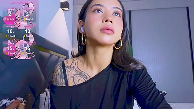 Snapshot of Mia_Tin chatting on 11.12.25 Mia Tin online show from 11.12.25