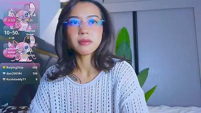 Snapshot of Mia_Tin chatting on 11.15.25 Mia Tin online show from 11.15.25