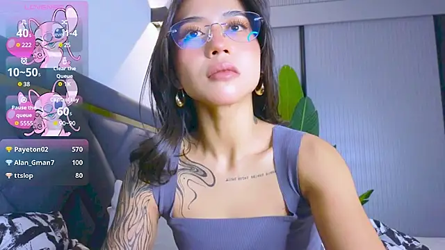 Snapshot of Mia_Tin chatting on 11.19.25 Mia Tin online show from 11.19.25