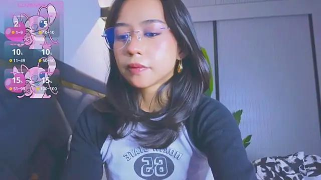 Snapshot of Mia_Tin chatting on 11.26.25 Mia Tin online show from 11.26.25